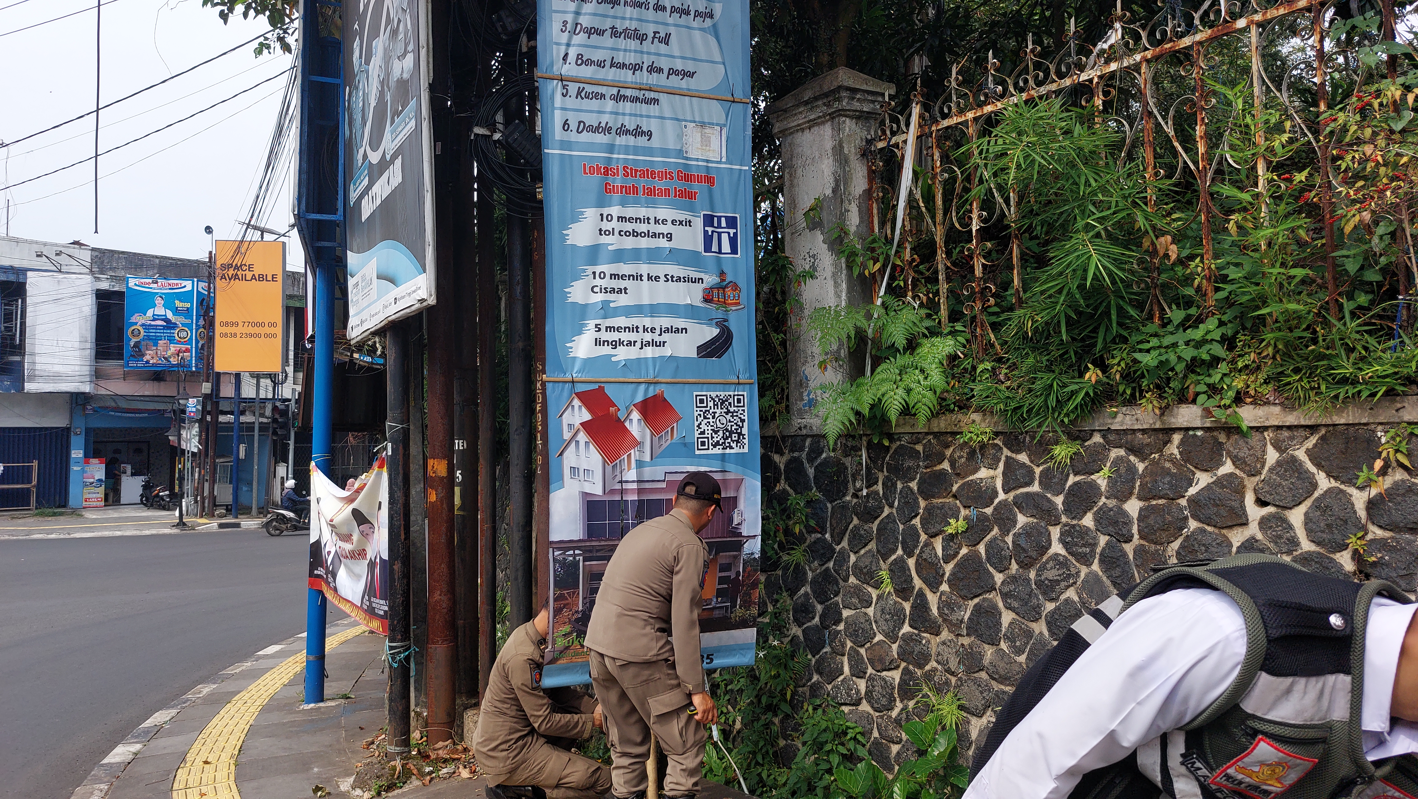 "Penertiban Spanduk Ilegal: Cabut Spanduk di Dekat Trotoar untuk Jaga Keamanan Pejalan Kaki